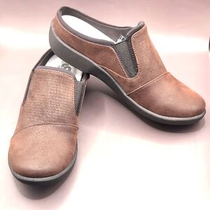 New In Box Clarks Cloudsteppers Sillian Clog Mules Slip On Dark Brown Size 7